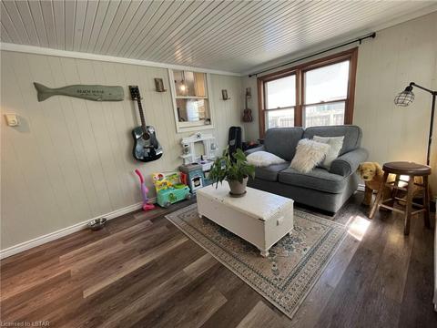 {{alt}} | Card Image